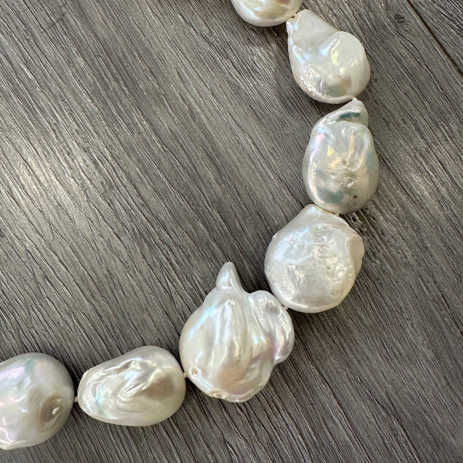 Collana di perle naturali scaramazze bianche. Girocollo Dettaglio