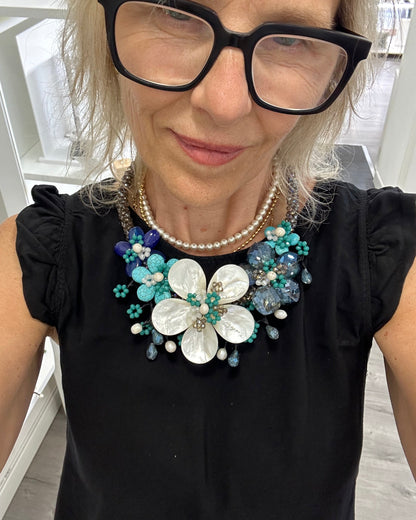 Collana indossata da me fiore madreperla pietre turchese