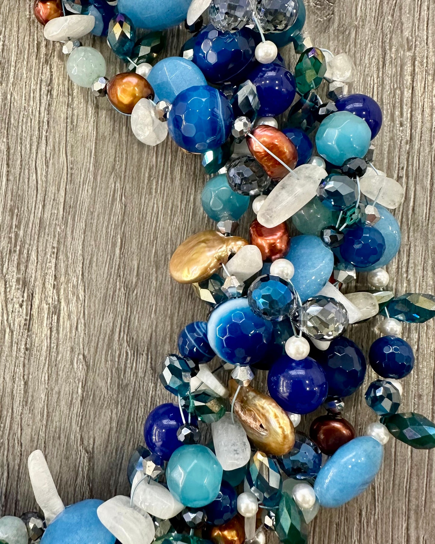     Collana statement blu Attimi Gioielli, dettaglio pietre naturali e volume