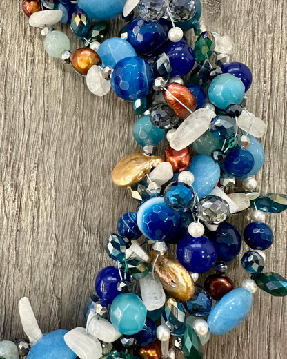     Collana statement blu Attimi Gioielli, dettaglio pietre naturali e volume