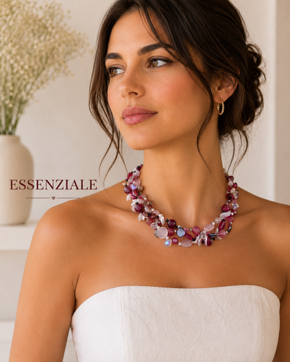 collana Essenziale indossata nei toni del rosa e fucsia, realizzata a mano con pietre naturali, cristalli luminosi e perle.