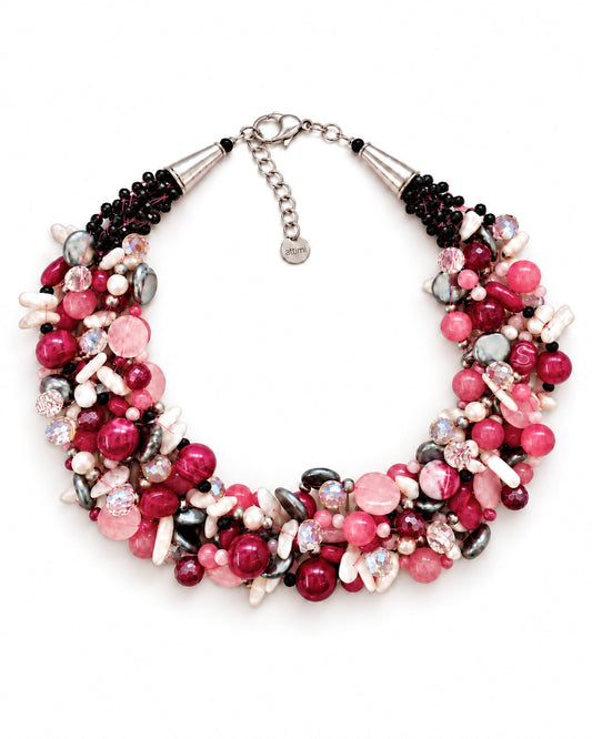 Collana Fuxia multifilo artigianale pietre perle su bianco