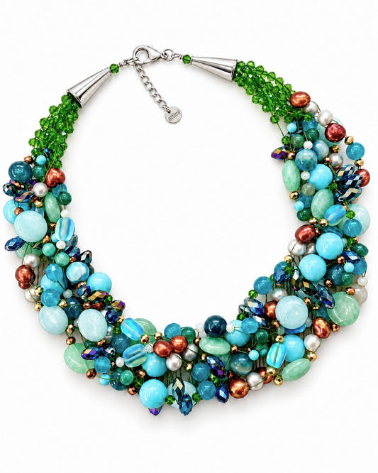 Collana intrecciata multifilo turchese con pietre dure perle e cristalli finitura acciaio inossidabile fondo bianco 