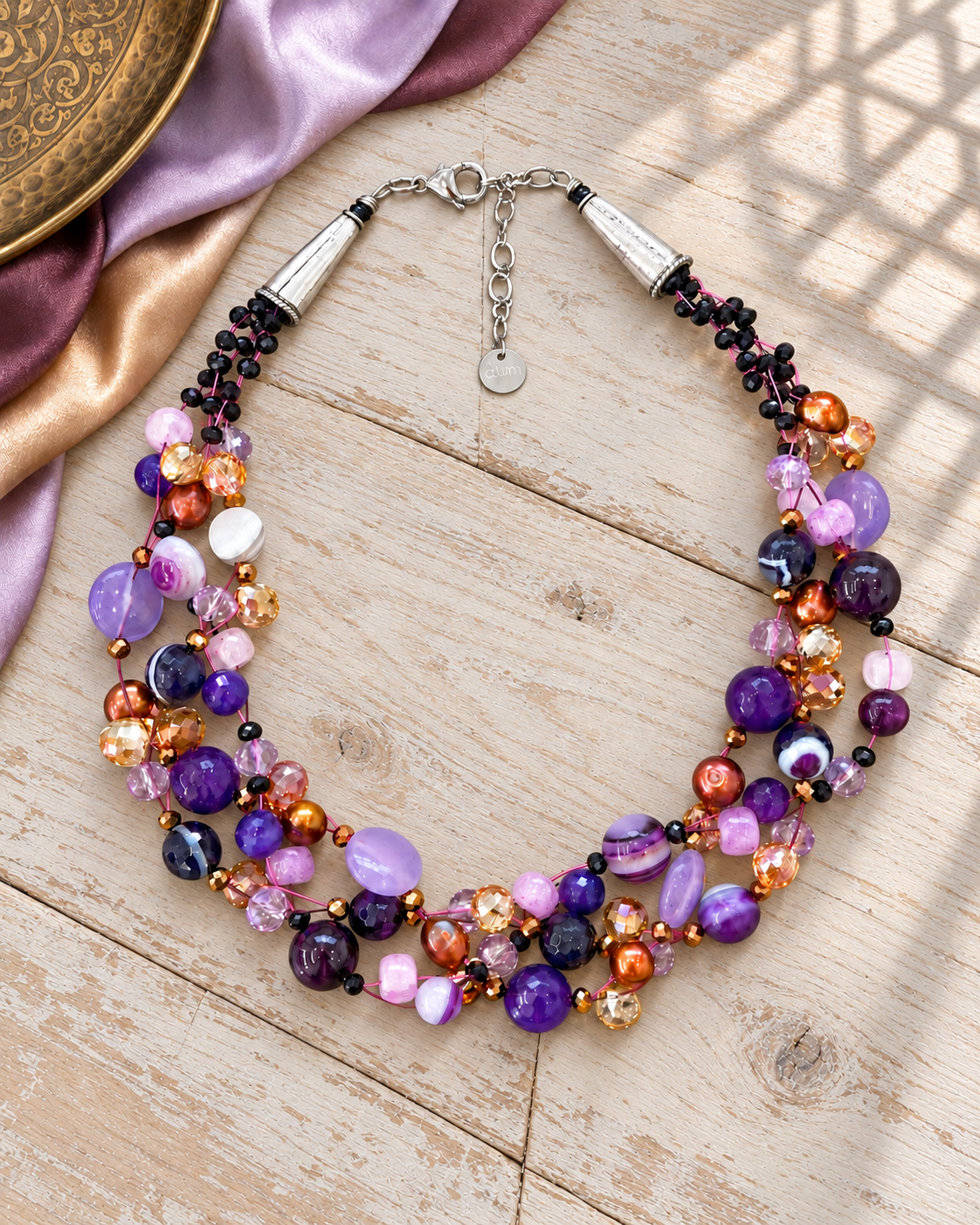 Collana Intrecciata Viola versione Essenziale ambientata