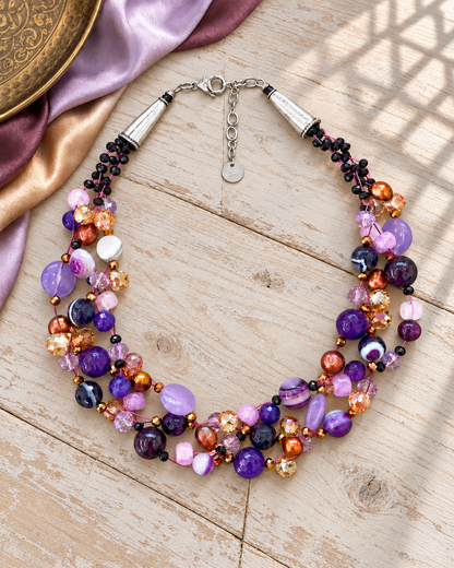 Collana Intrecciata Viola versione Essenziale ambientata