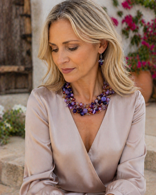 Collana viola intrecciata indossata su modella elegante Attimi Gioielli