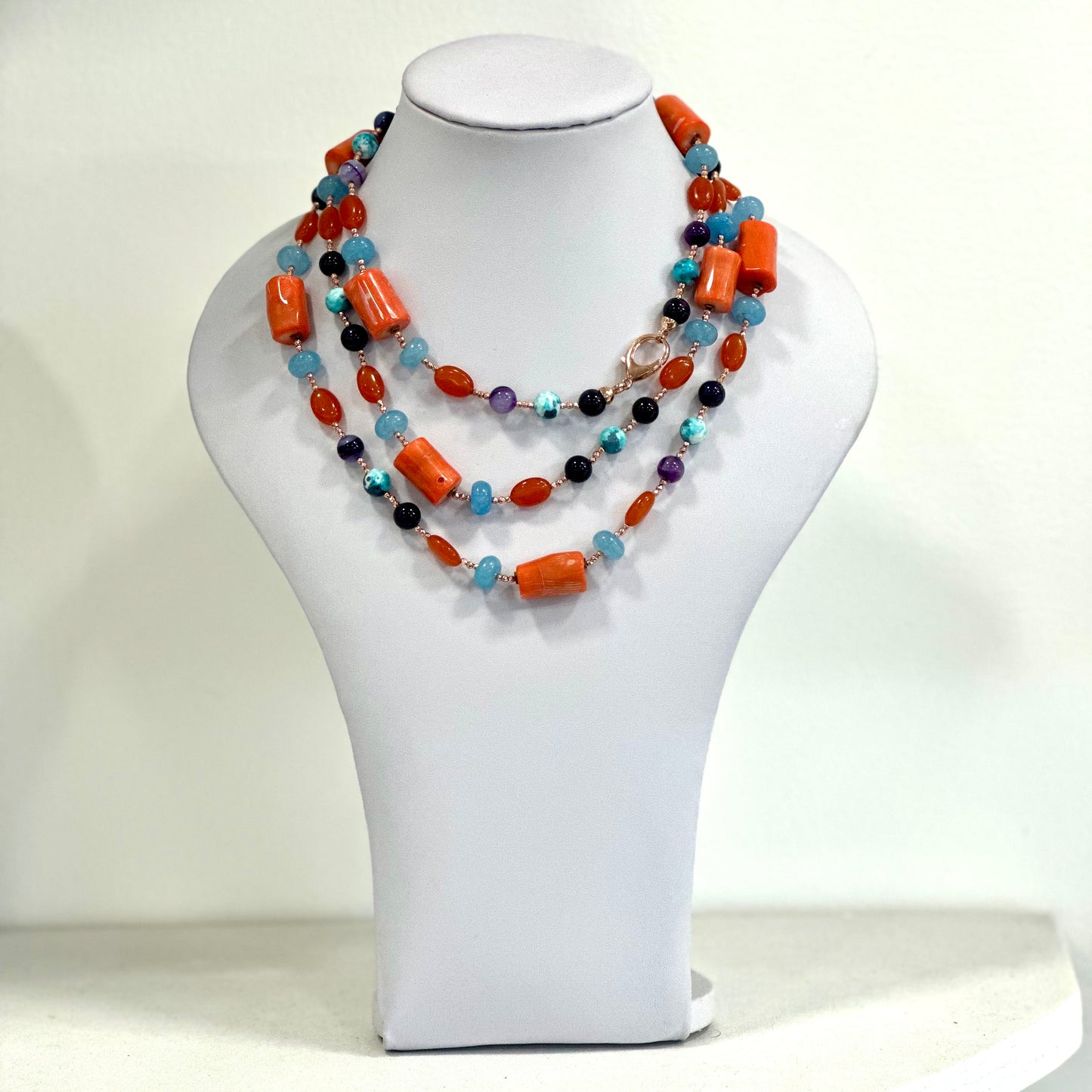 Collana artigianale lunga di corallo bambù’, agata viola, corniola,ematite rosata, chiusura argento