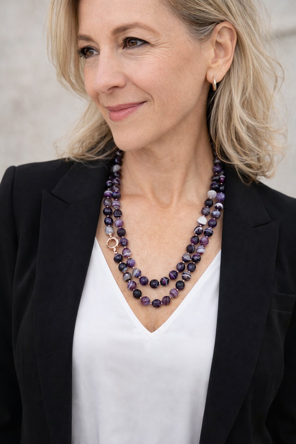 Collana doppio filo con pietre naturali viola Attimi Gioielli indossata da modella elegante.