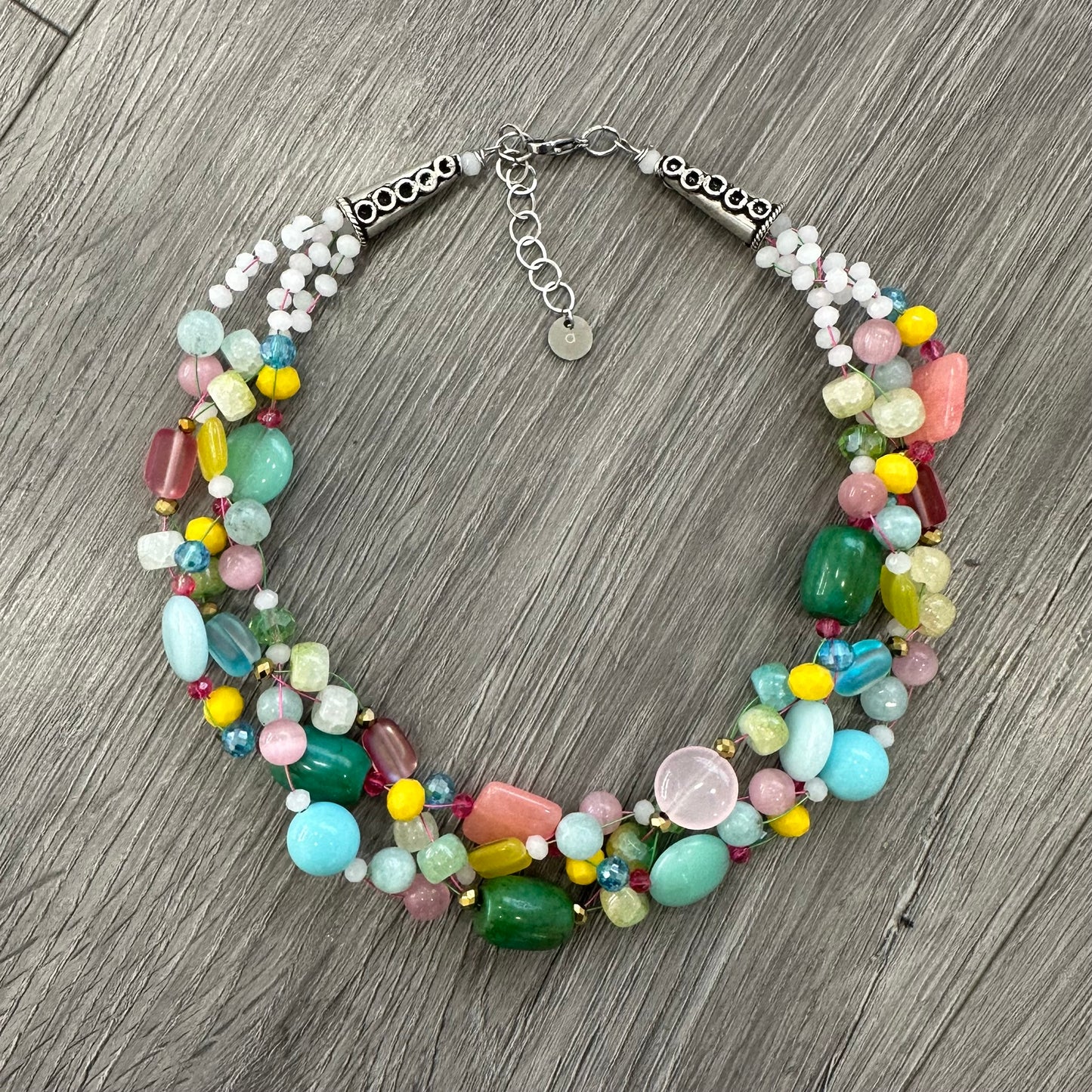Fatta a mano con pietre dure color pastello molto versatile per outfit sofisticato bohémien o sportivo