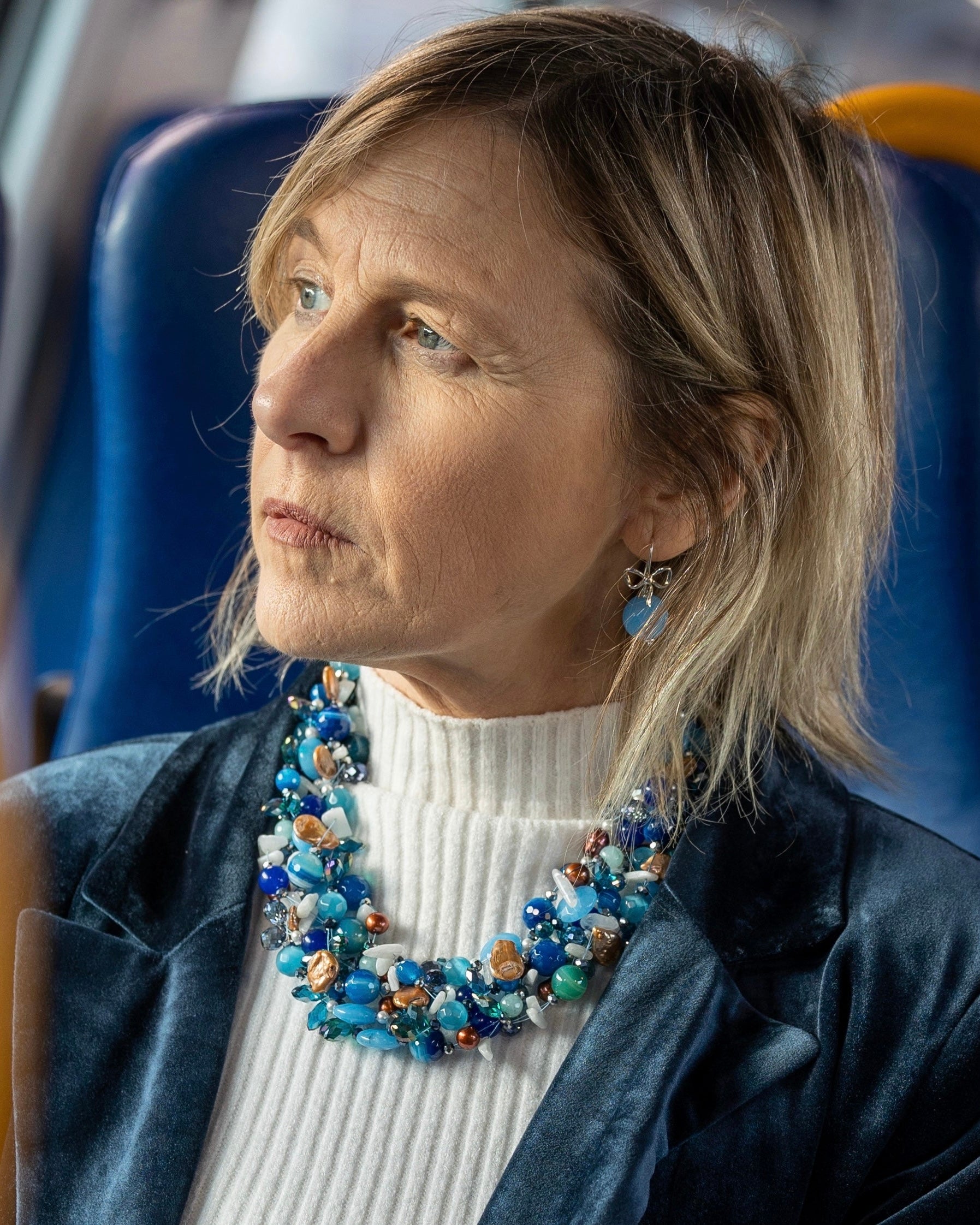 Collana blu compatta multifilo con pietre naturali e cristalli, design voluminoso artigianale Attimi Gioielli