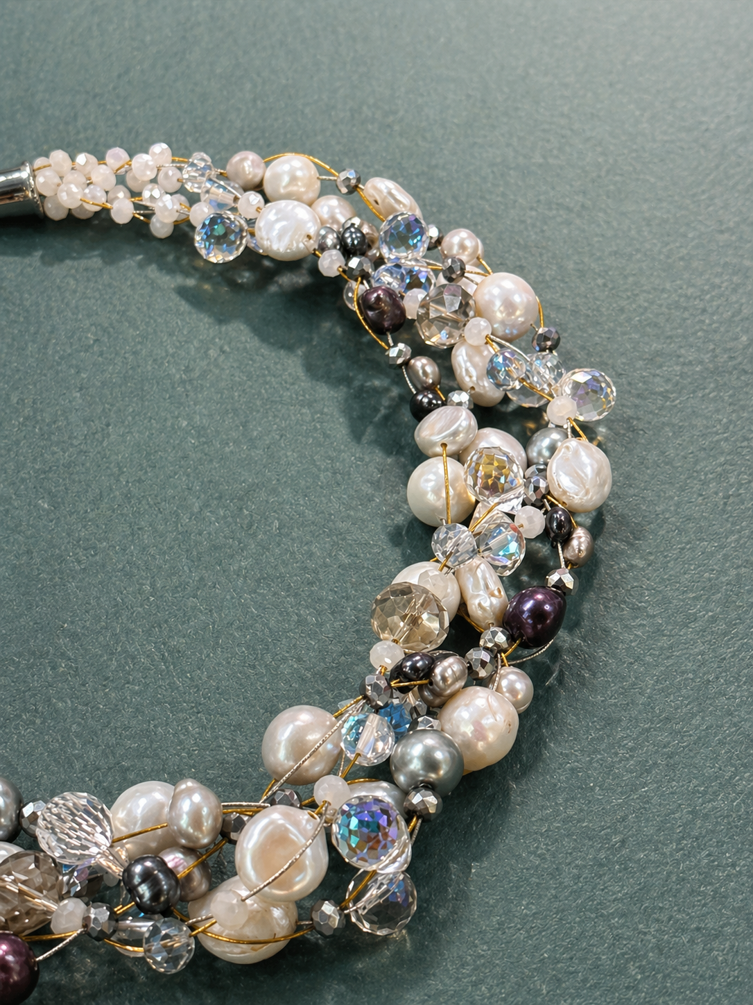 Collana intrecciata con perle naturali e cristalli dettagli luminosi Attimi Gioielli