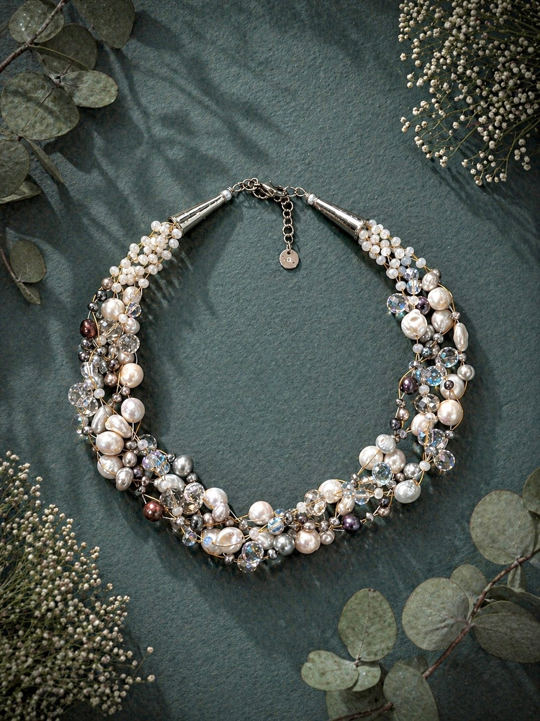 Collana intrecciata con perle naturali e dettagli luminosi ambientata, Attimi Gioielli