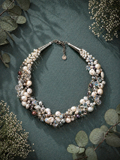 Collana intrecciata con perle naturali e dettagli luminosi ambientata, Attimi Gioielli
