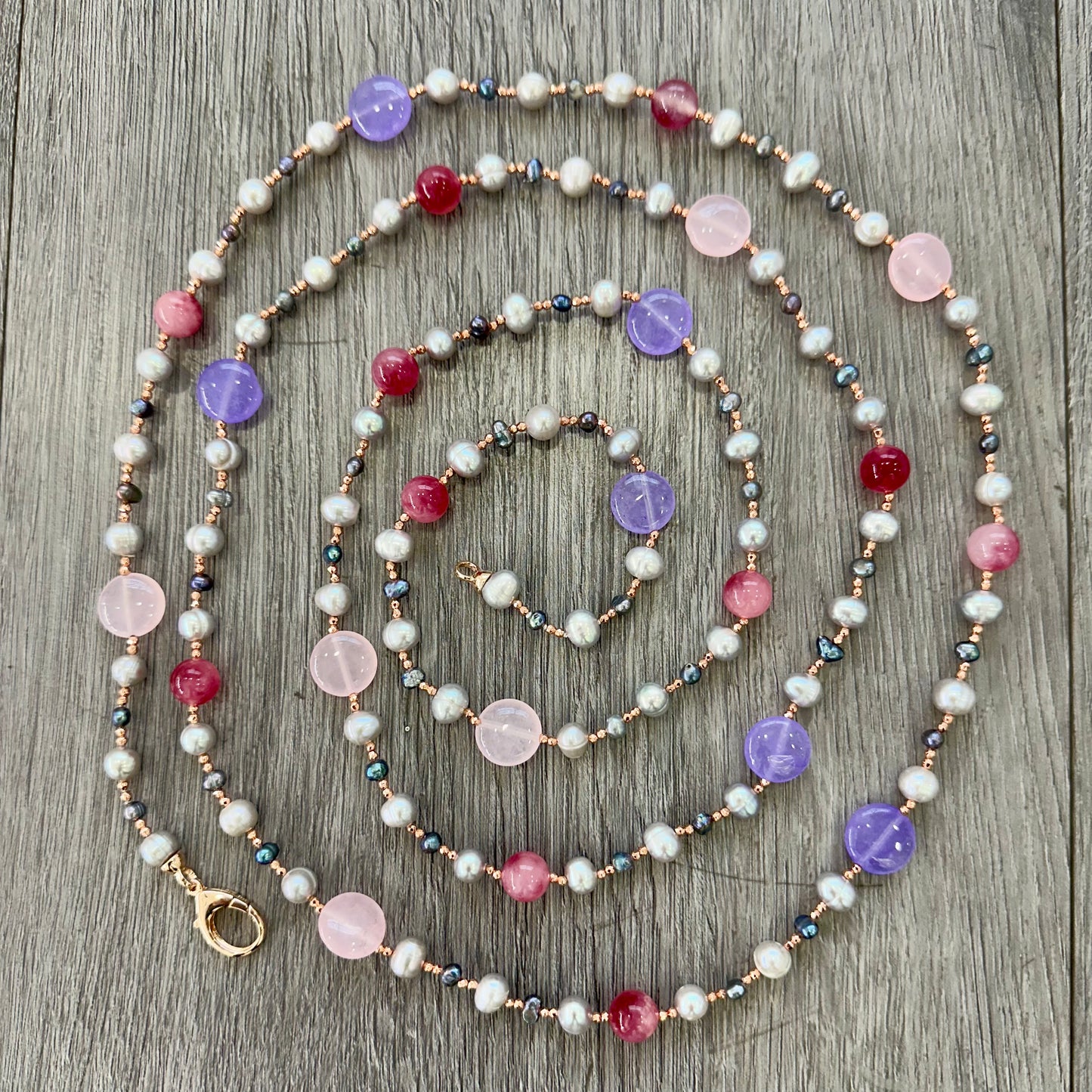Collana Multicolore con Perle Naturali Grigie, Giada Viola  e Quarzo Rosa