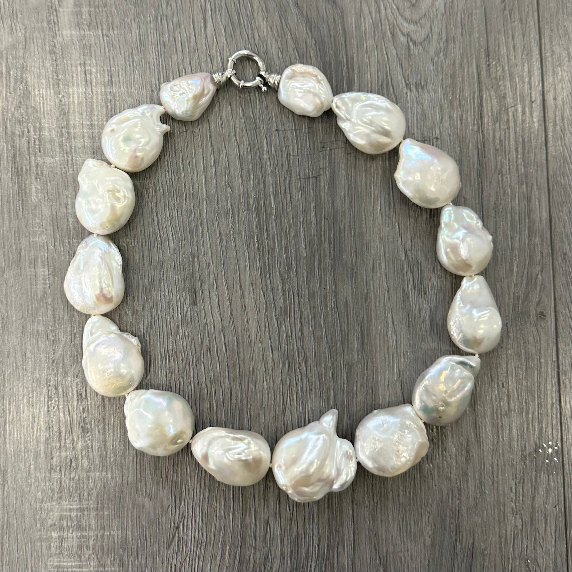 Collana di perle naturali scaramazze grandi bianche. Girocollo