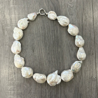 Collana di perle naturali scaramazze grandi bianche. Girocollo