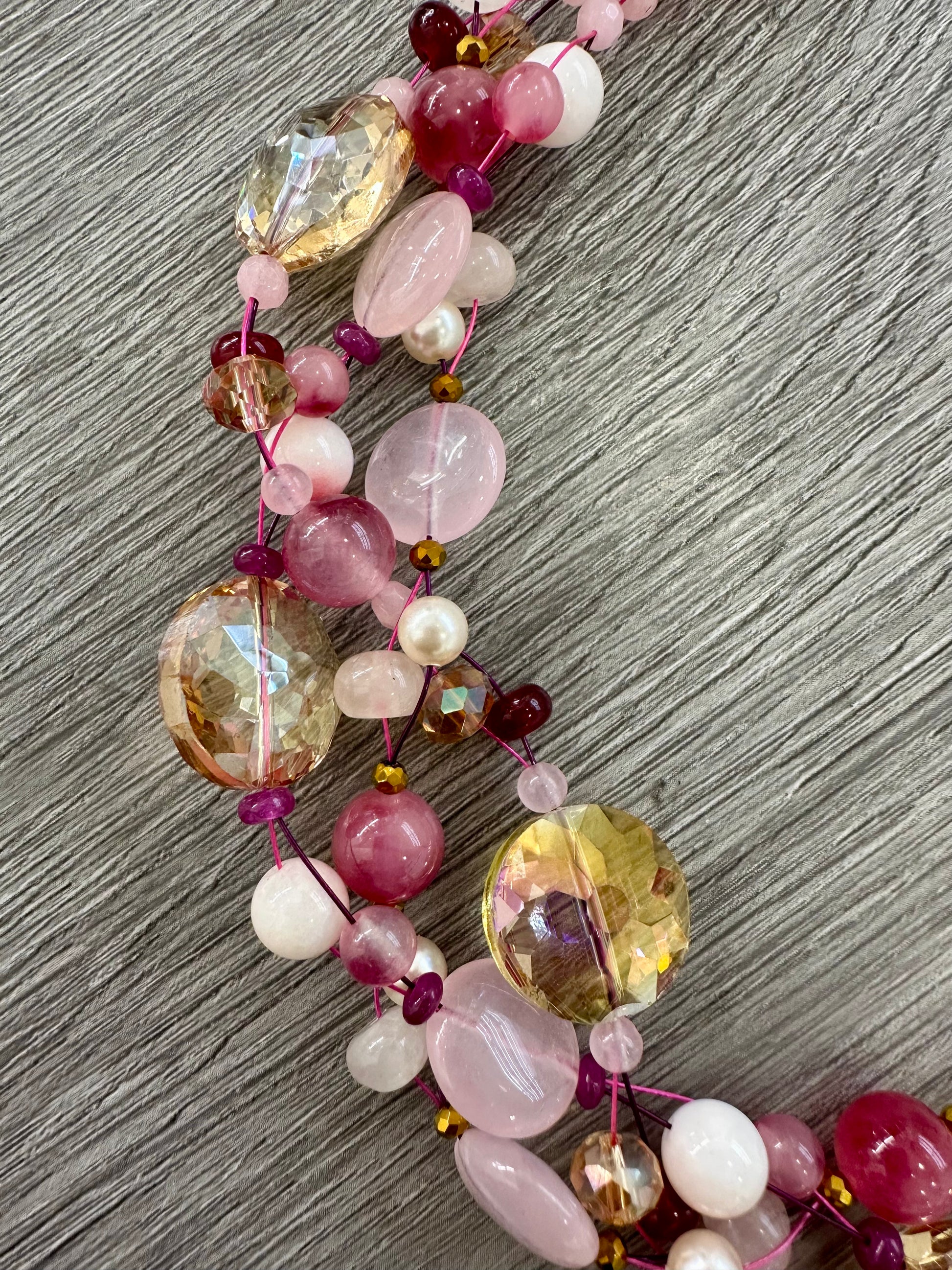 Collana in quarzo rosa e cristalli