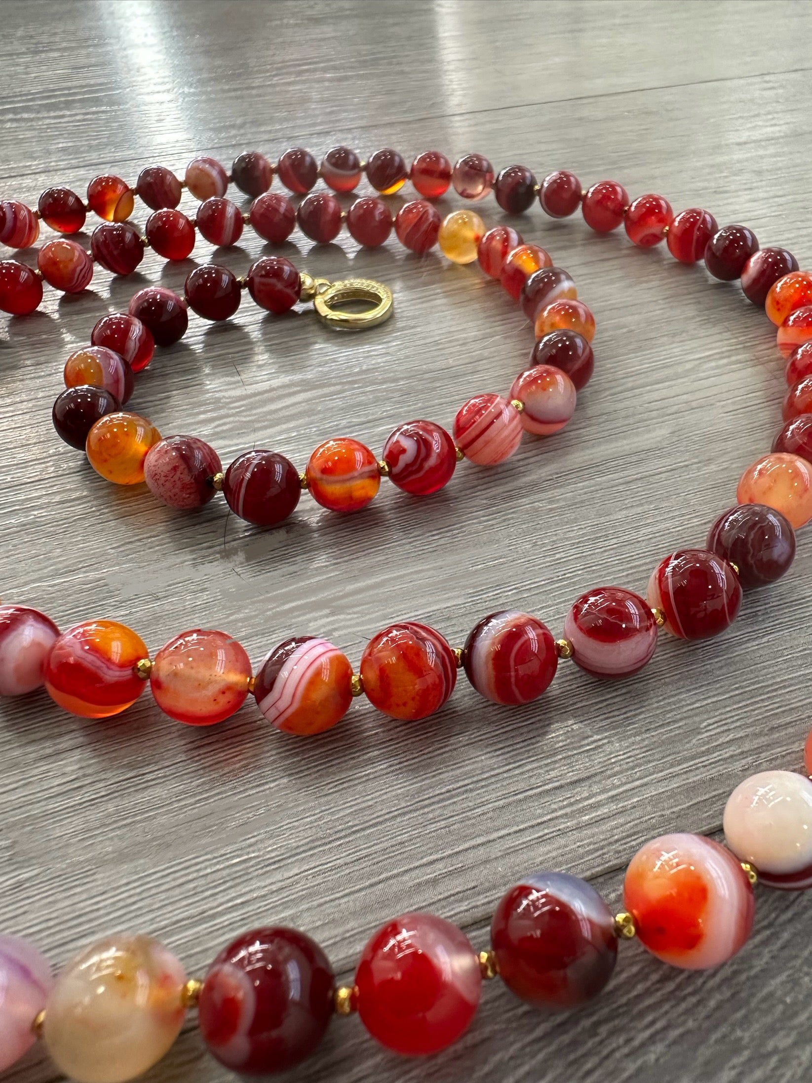 Collana lunga in agata striata rossa con elemento in argento dorato e marcassite, 135 cm
