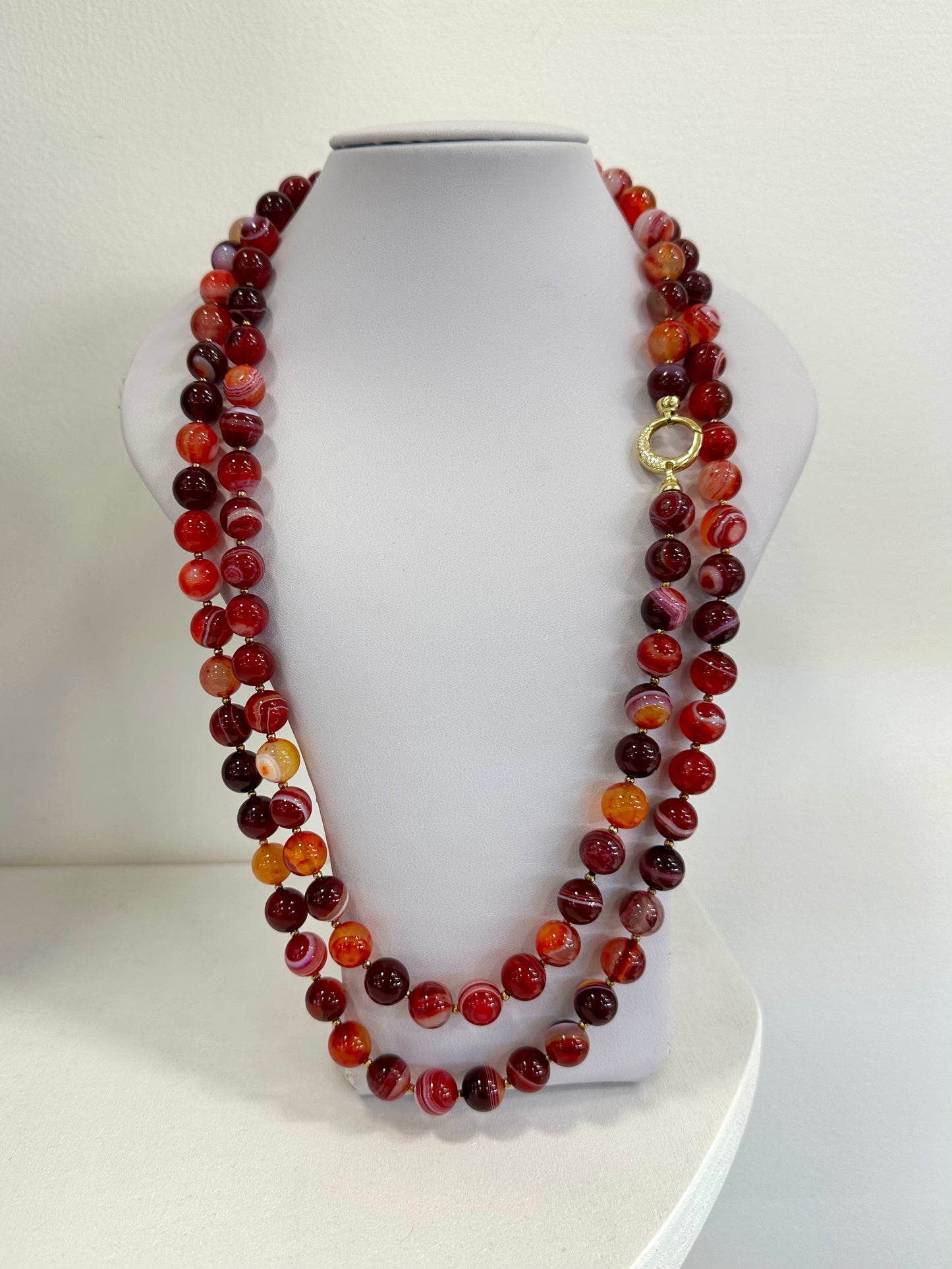 Collana lunga in agata striata rossa con elemento in argento dorato e marcassite, 135 cm
