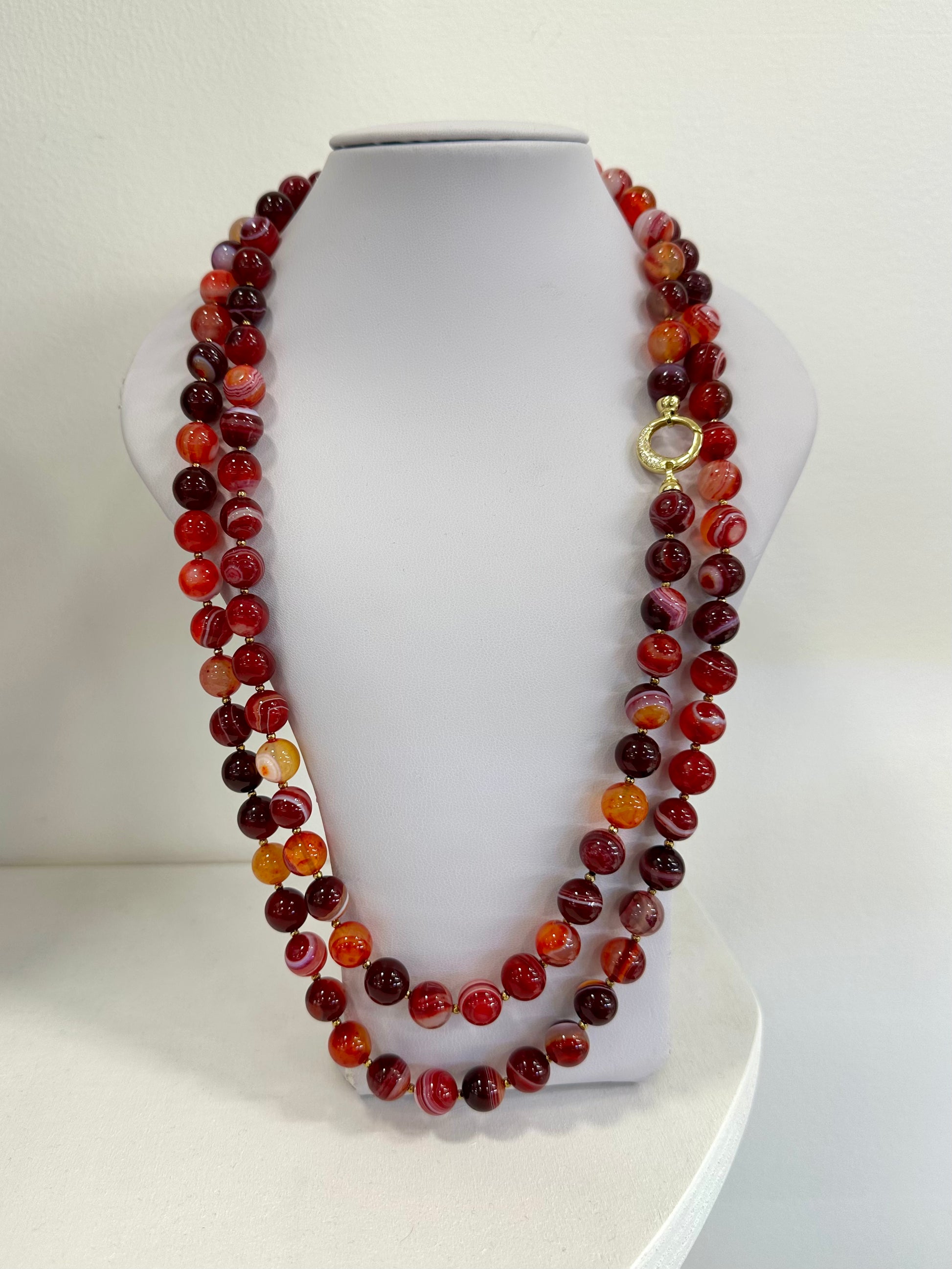 Collana lunga in agata striata rossa con elemento in argento dorato e marcassite, 135 cm

