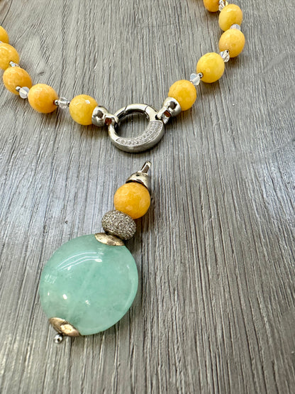Dettaglio Collana artigianale in giada gialla con cristalli Swarovski e pendente in giada azzurra su argento 925