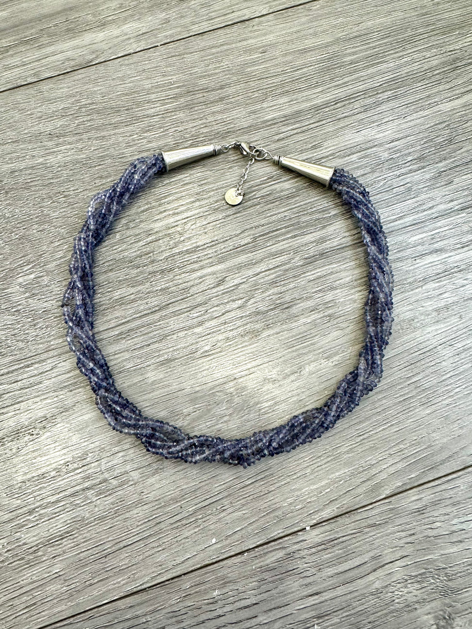 Collana torcion con spinello e acquamarina Attimi Gioielli dettaglio chiusura e pietre naturali