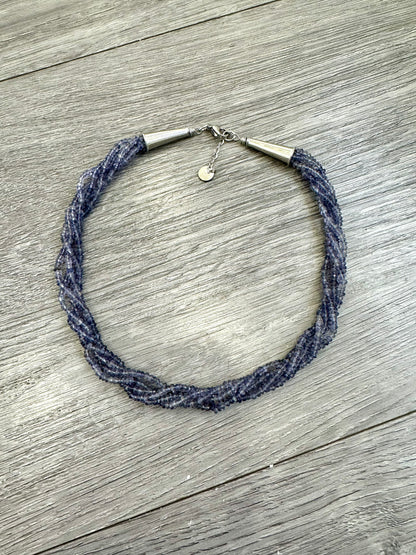 Collana torcion con spinello e acquamarina Attimi Gioielli dettaglio chiusura e pietre naturali