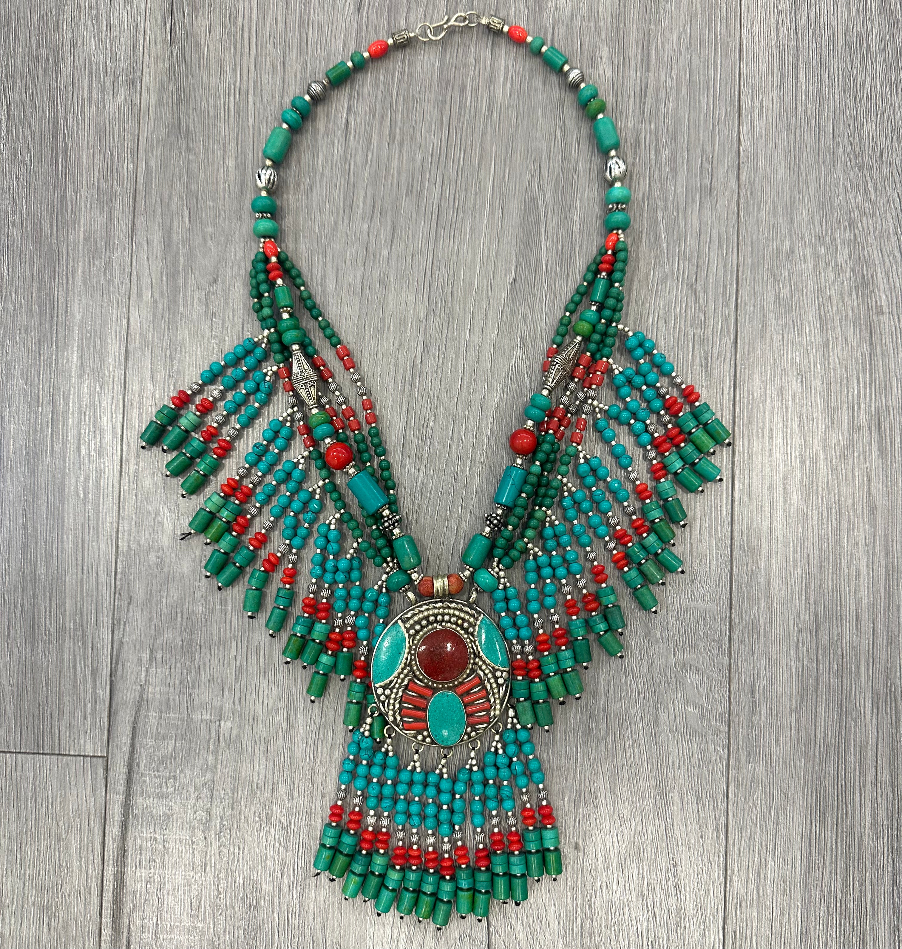 Collana Tibetana Artigianale con Pendente Ovale e Frange in Perline Verde-Turchese