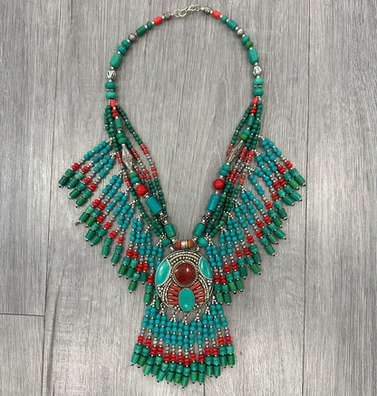 Collana Tibetana Artigianale con Pendente Ovale e Frange in Perline Verde-Turchese