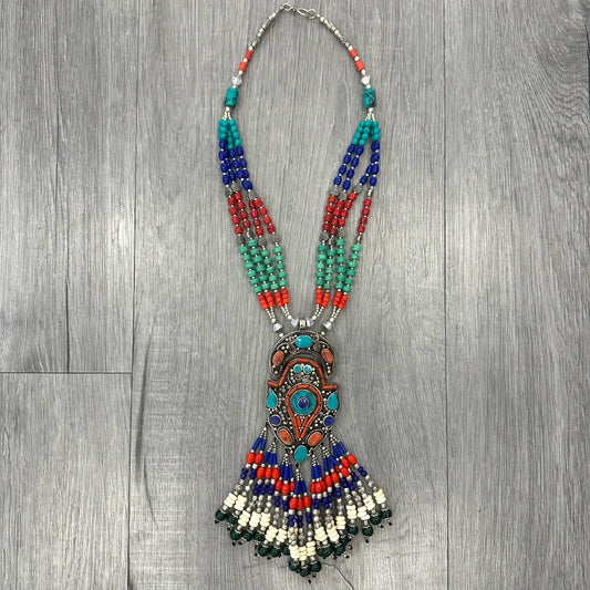 Collana Tibetana Etnica con Pendente Intagliato e Perline Multicolore
