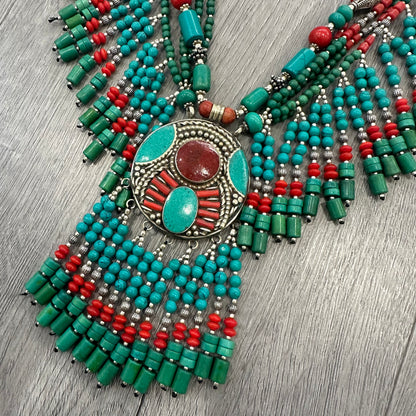 Collana Tibetana Artigianale con Pendente Ovale e Frange in Perline Verde-Turchese