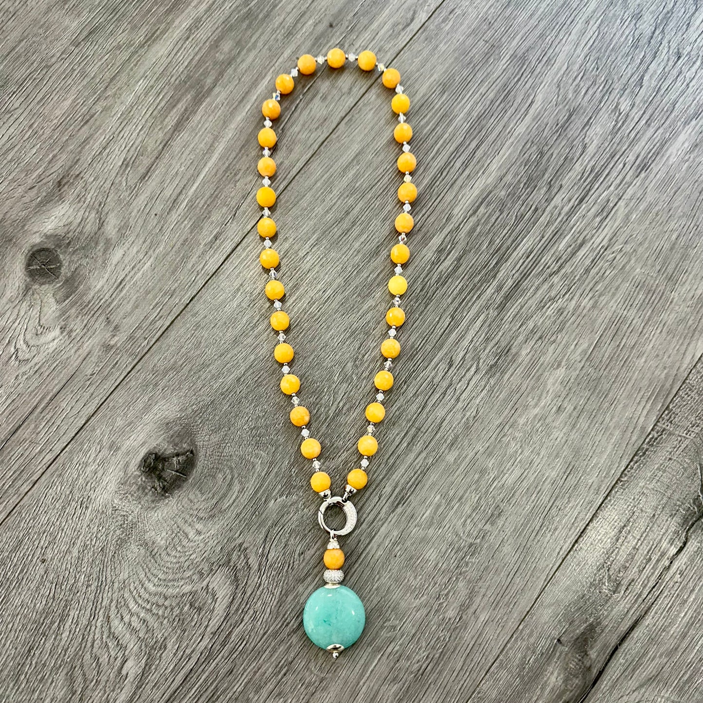 Collana in giada gialla con cristalli Swarovski e pendente in giada azzurra in argento 925 gioiello elegante