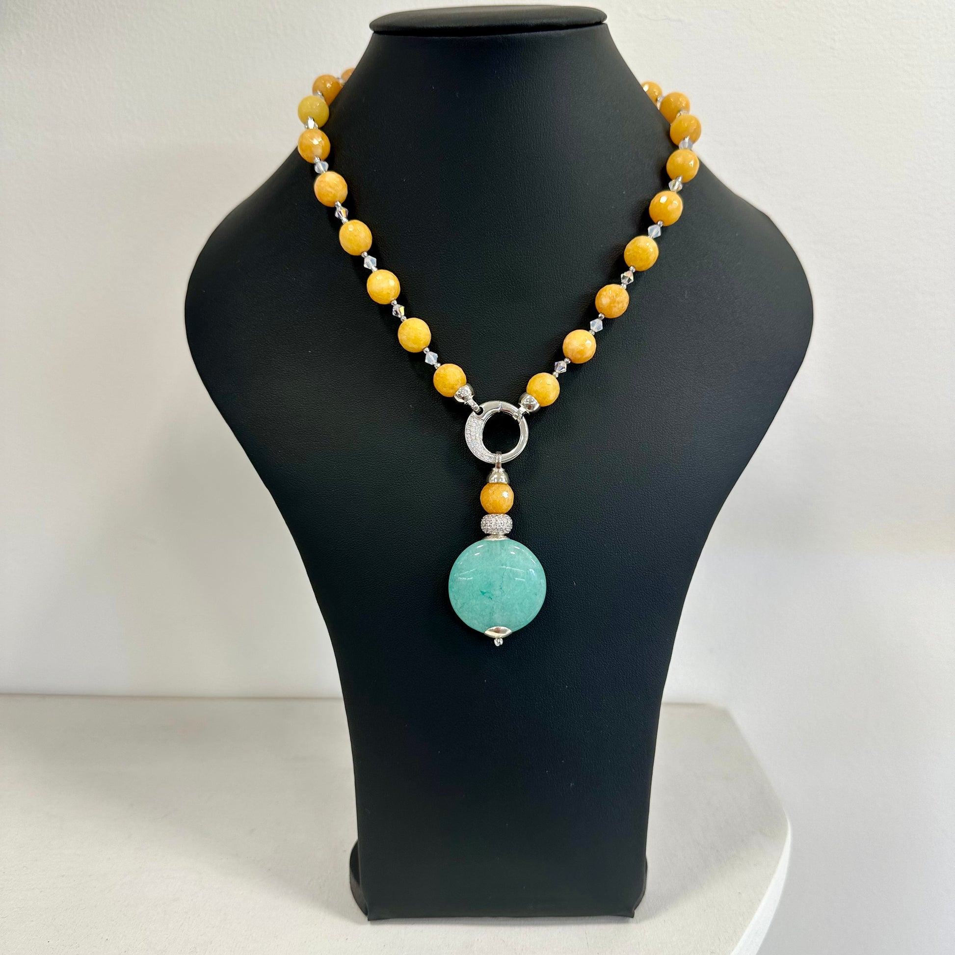 Collana artigianale in giada gialla con cristalli Swarovski e pendente in giada azzurra su argento 925