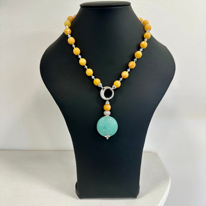 Collana artigianale in giada gialla con cristalli Swarovski e pendente in giada azzurra su argento 925