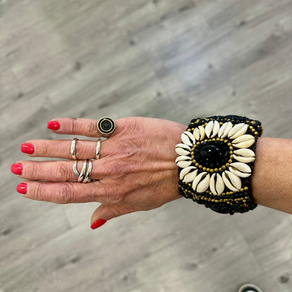 Bracciale Artigianale nero & Bianco con Perline Nere e Conchiglie