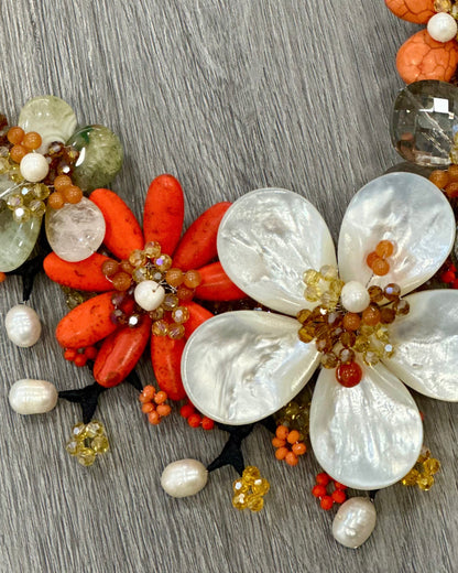 Collana floreale artigianale con madreperla, perle naturali e cristalli
