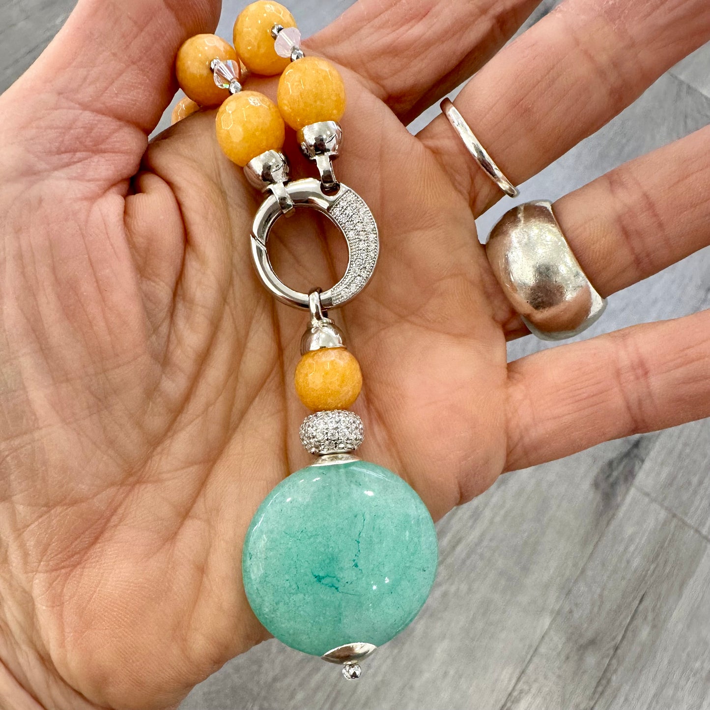 Dettaglio Collana in giada gialla con cristalli Swarovski e pendente in giada azzurra in argento 925 gioiello elegante