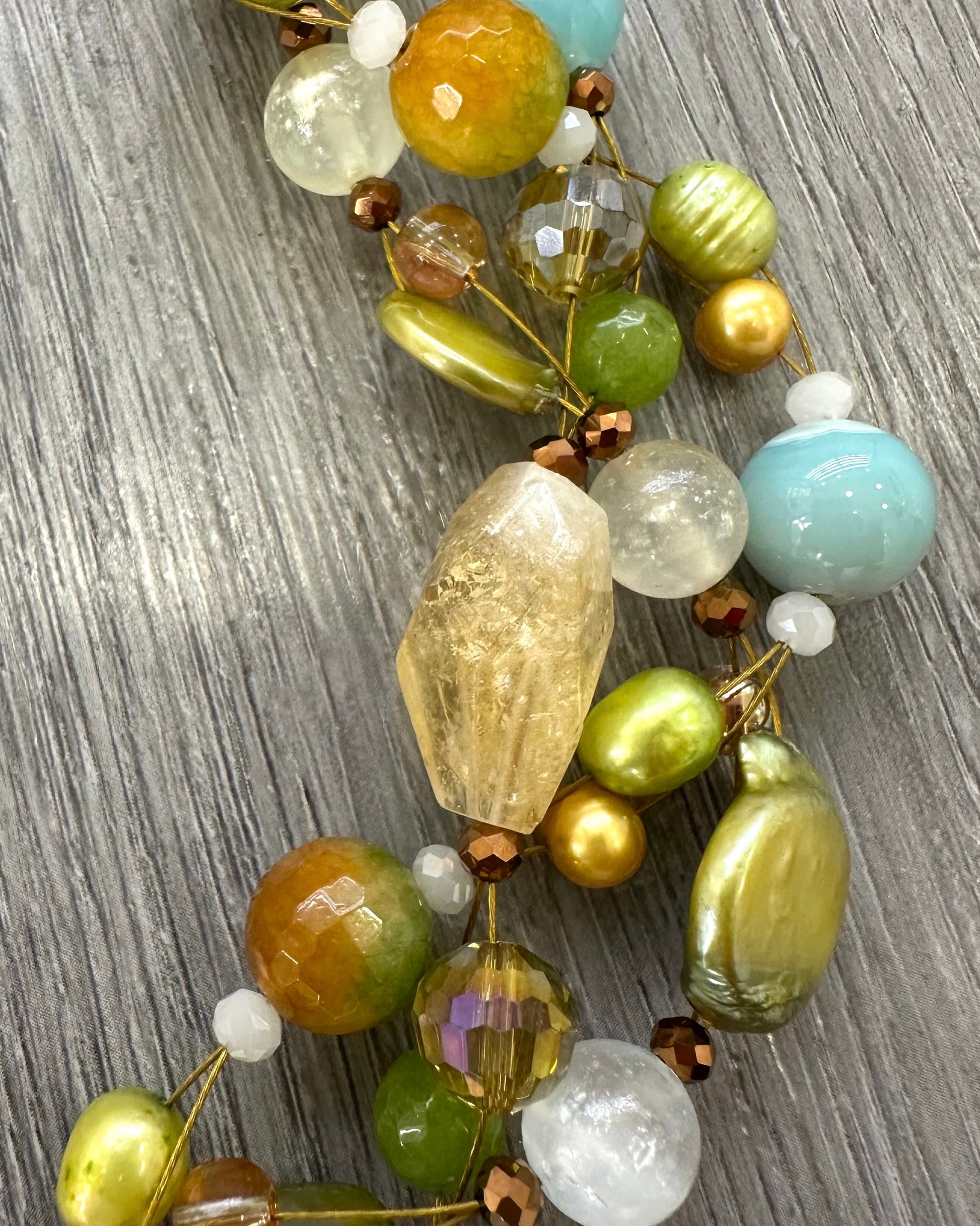 Collana intrecciata con Quarzo Citrino e Perle Naturali Verde e oro