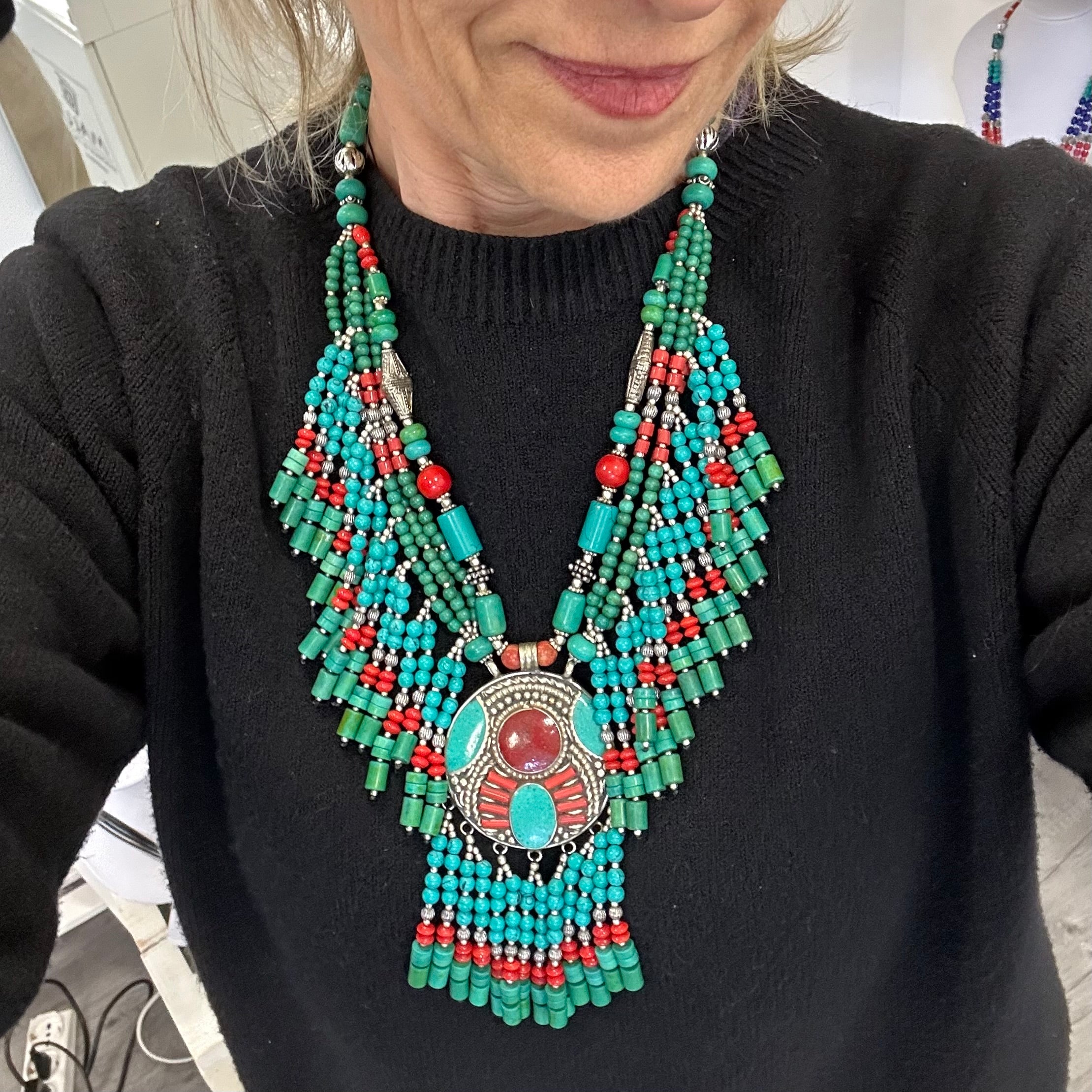 Collana Tibetana Artigianale con Pendente Ovale e Frange in Perline Verde-Turchese