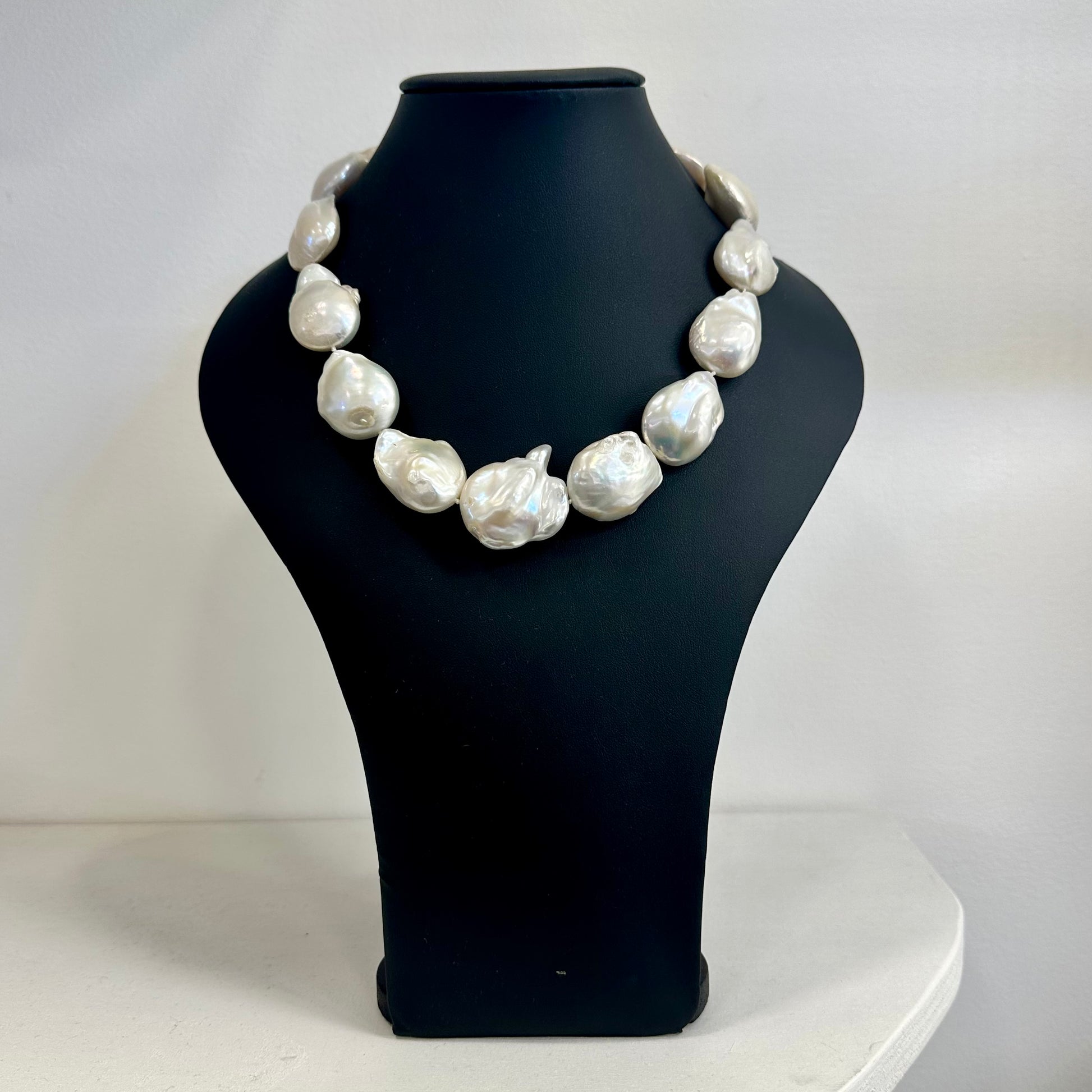 Collana di perle naturali scaramazze bianche. Girocollo