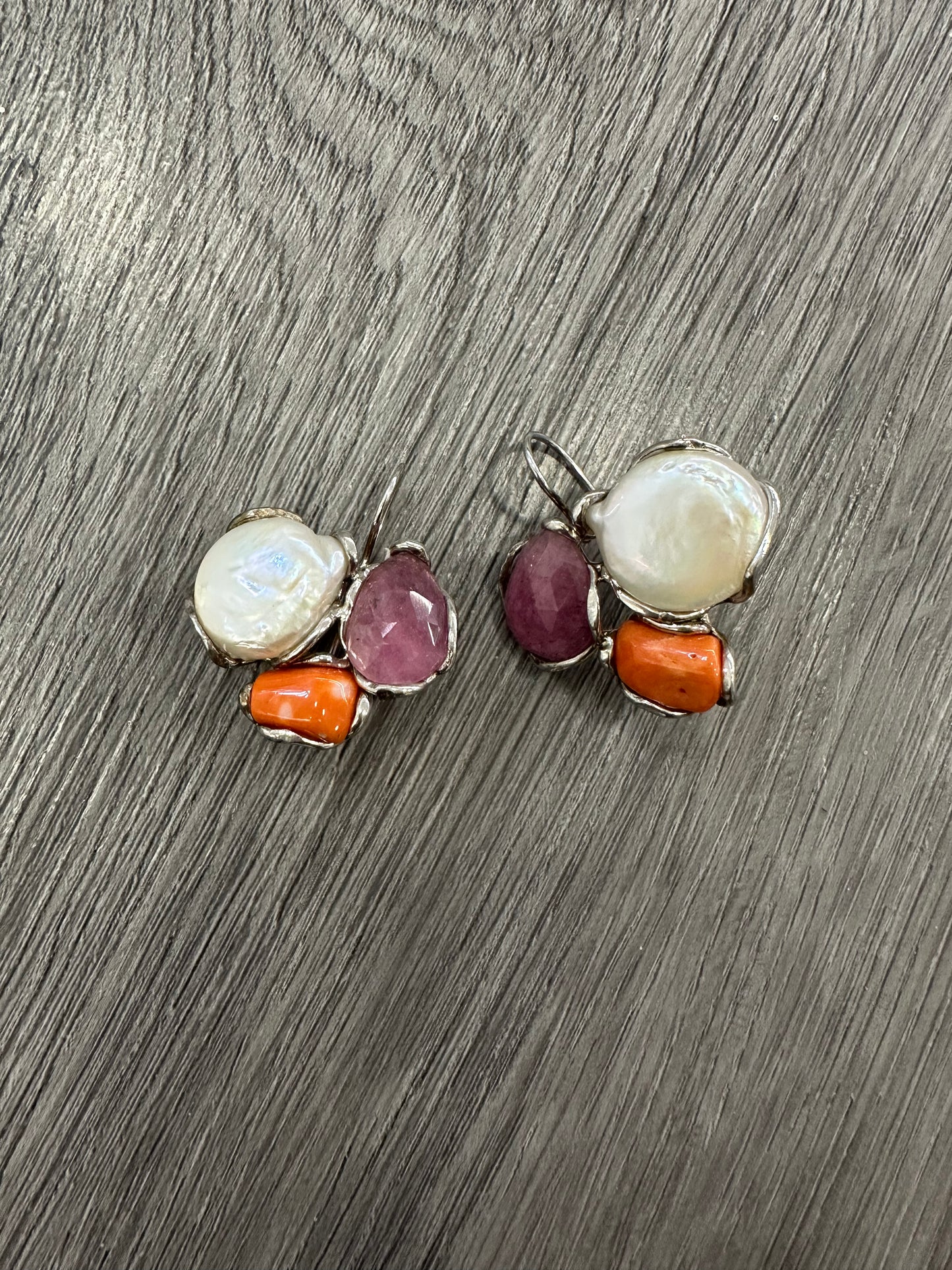Orecchini in Argento con Corallo, Perla Naturale e Radice di Rubino