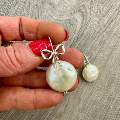 Orecchini in Argento 925 con Perla Barocca Naturale e Dettaglio Fiocco