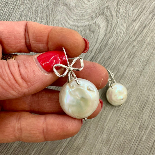 Orecchini in Argento 925 con Perla Barocca Naturale e Dettaglio Fiocco
