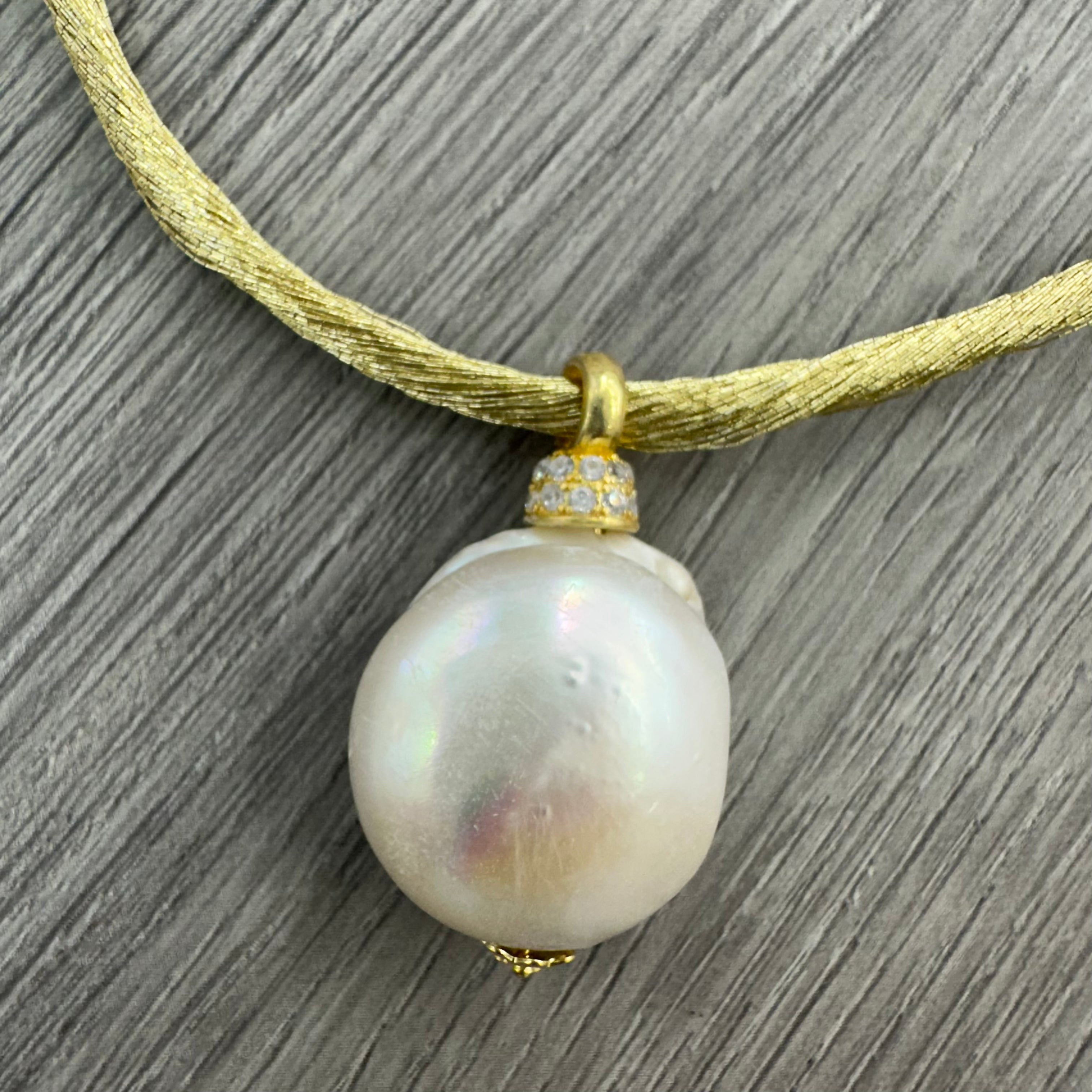 Collana Artigianale con Perla Barocca Naturale e Cordino Dorato