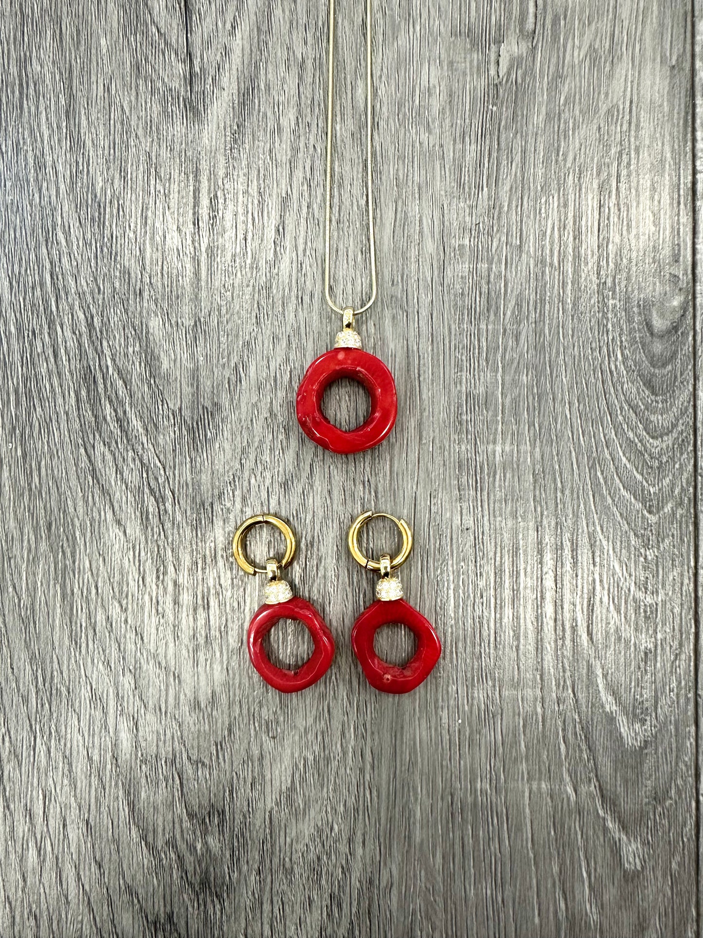 Set di collana e orecchini in argento 925 con pendenti in corallo bambù rosso dalla forma irregolare
