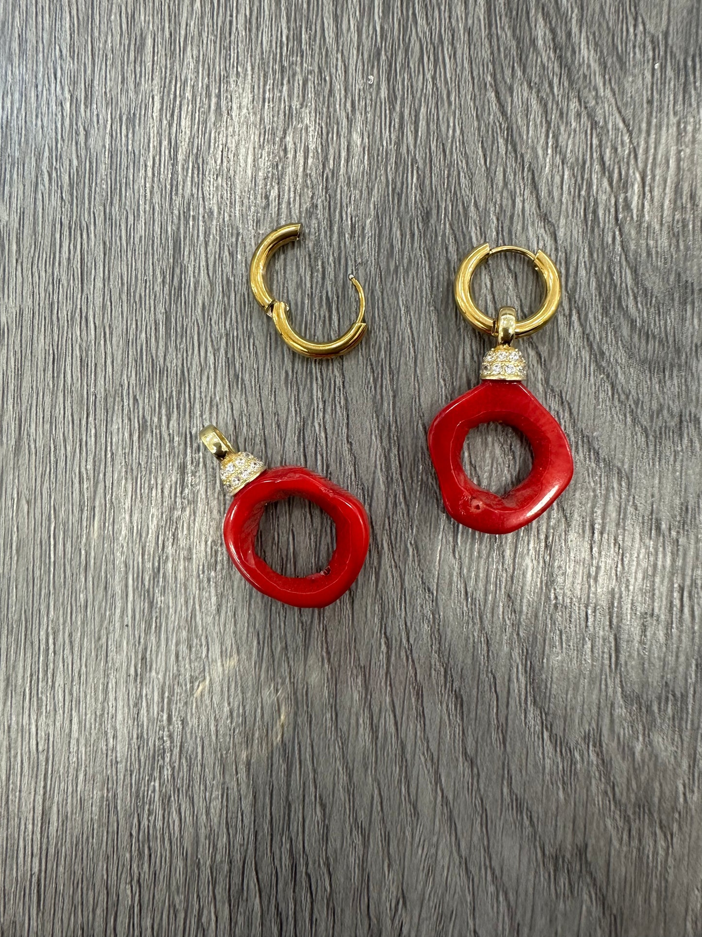 orecchini in argento 925 con pendenti in corallo bambù rosso dalla forma irregolare