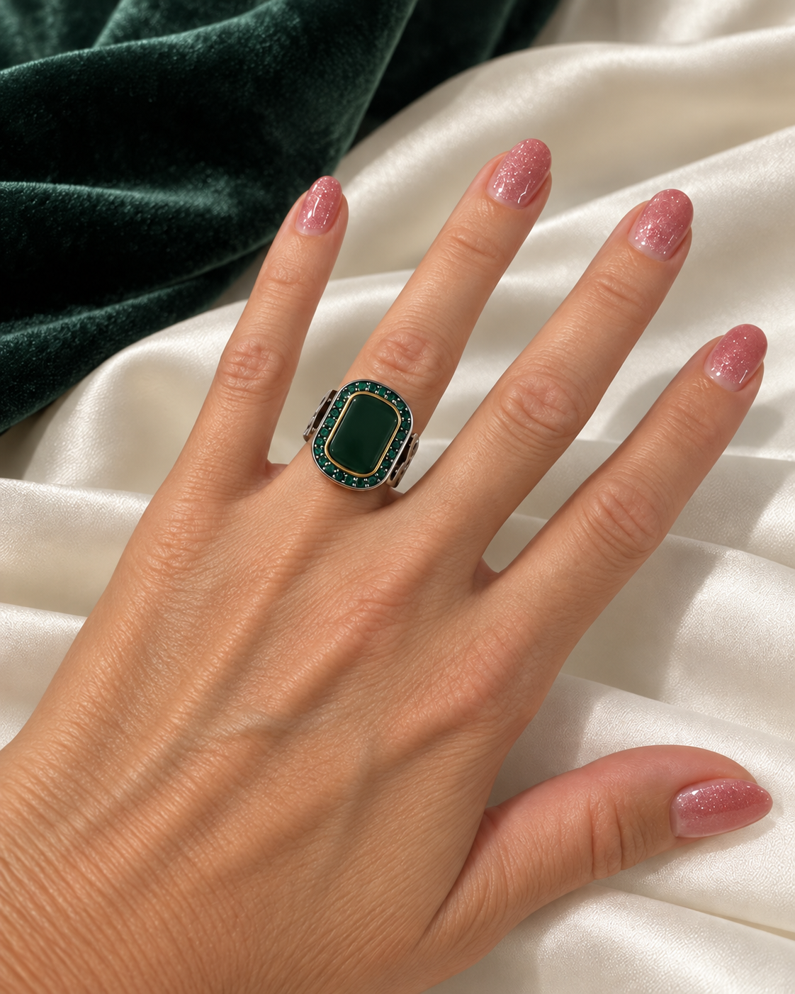 Anello in Argento 925 con agata verde e zirconi indossato su raso color avorio