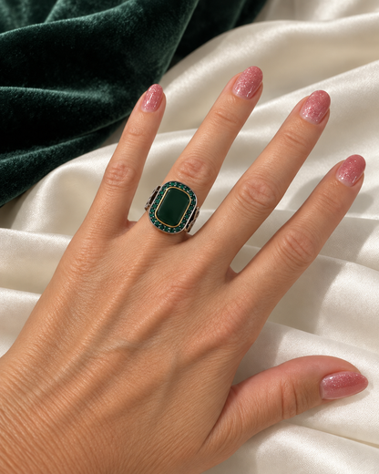 Anello in Argento 925 con agata verde e zirconi indossato su raso color avorio