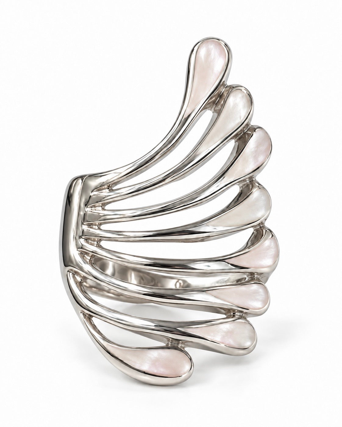 Anello a forma di ala in Argento 925 e Madreperla dai riflessi rosa chiaro, vista frontale su fondo bianco