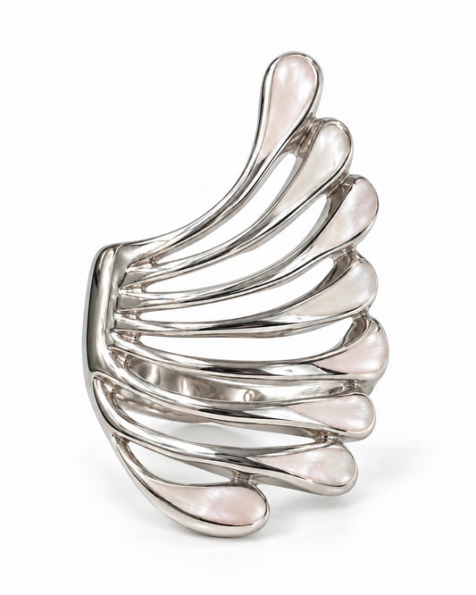 Anello a forma di ala in Argento 925 e Madreperla dai riflessi rosa chiaro, vista frontale su fondo bianco